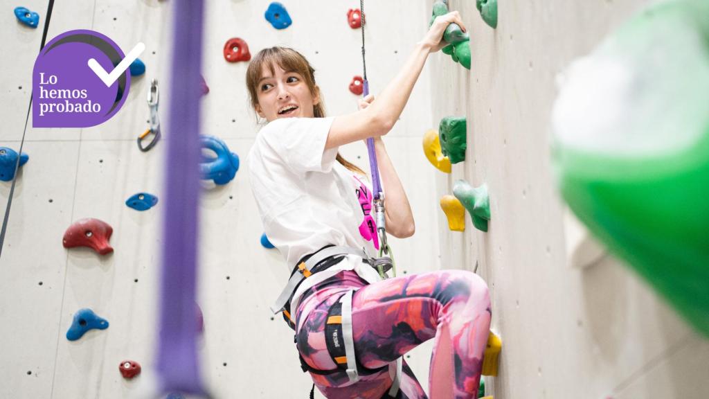 Periodista probando la escalada indoor en Sputnik Climbing Las Rozas.