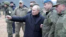 El presidente de Rusia, Vladimir Putin, junto a varios militares en una imagen de archivo,