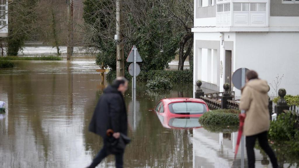 Un coche inundado en Begonte