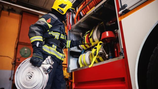 Los Bomberos del Eume trabajan en la extinción de un incendio en As Pontes (A Coruña)