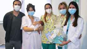 Garzón junto a su mujer, su hijo y parte del equipo sanitario que los ha atendido.