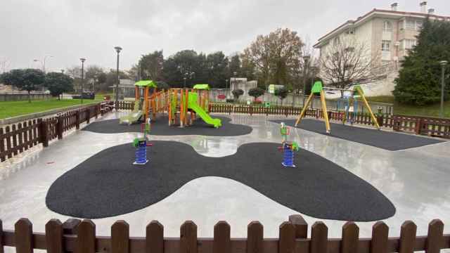 Nuevo parque infantil en la plaza Carlos Casares de A Ramallosa.