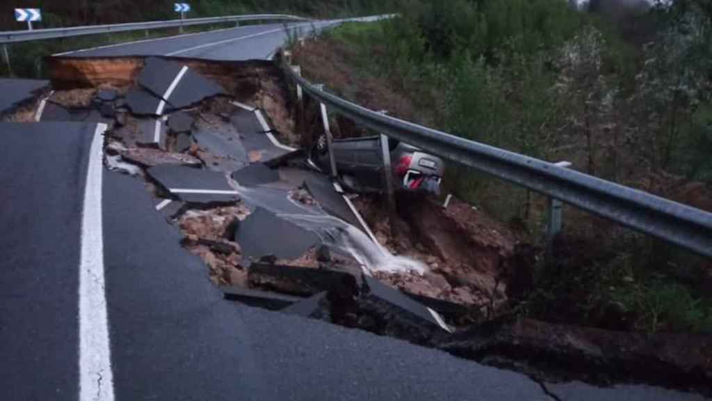 Hundimiento de la carretera de Campañó, en Pontevedra.