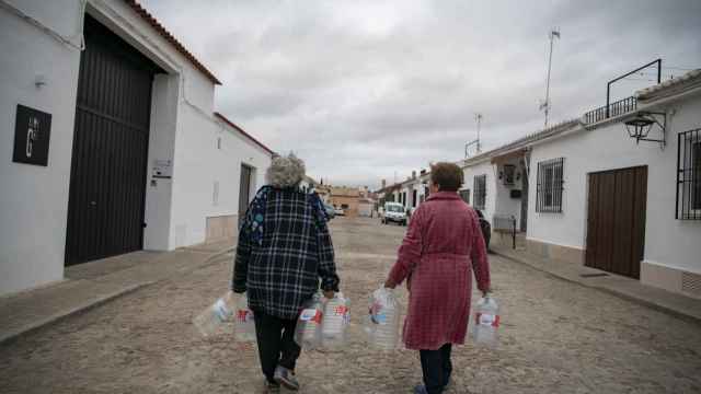 Vecinas de Almagro inician su rutina para conseguir agua. Foto: Europa Press