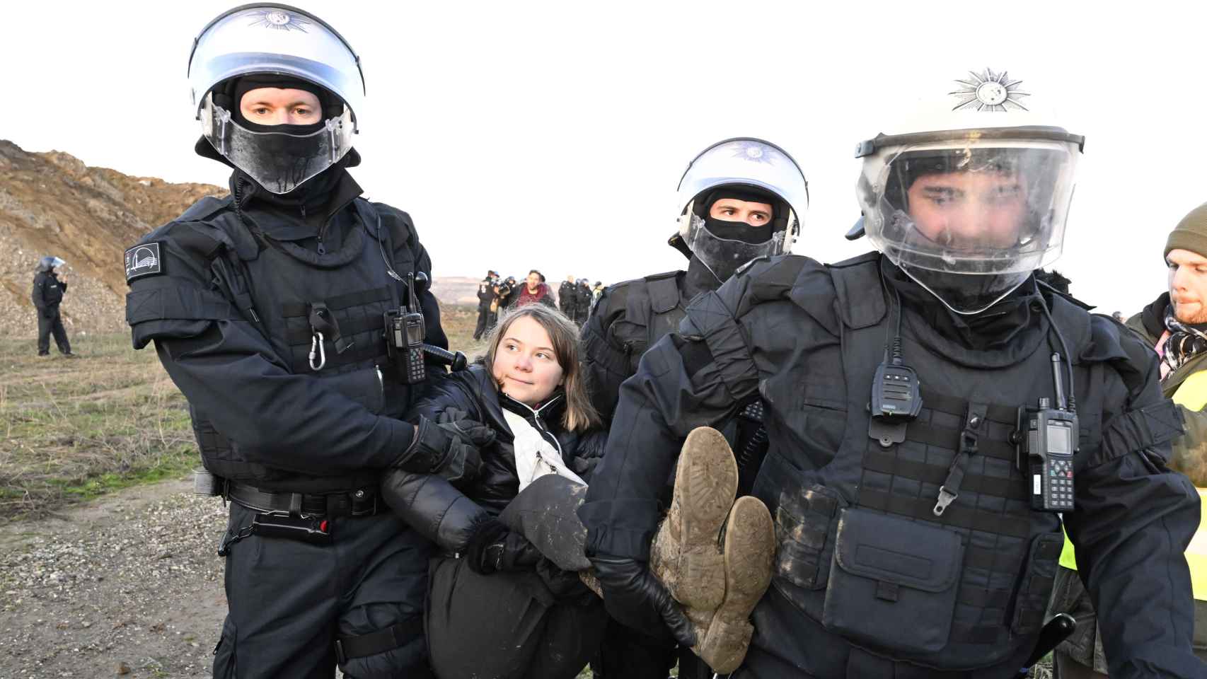 Varios policías cogen a la activista Greta Thunberg después de protestar en Luetzerath.