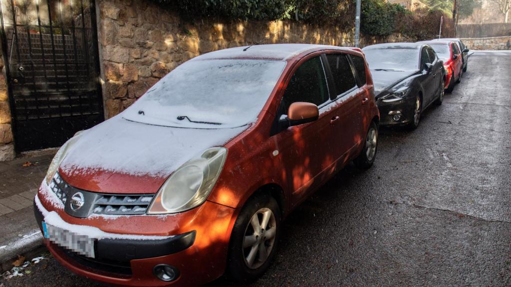 Coches cubiertos de nieve en Manzanares el Real, Madrid, este miércoles.