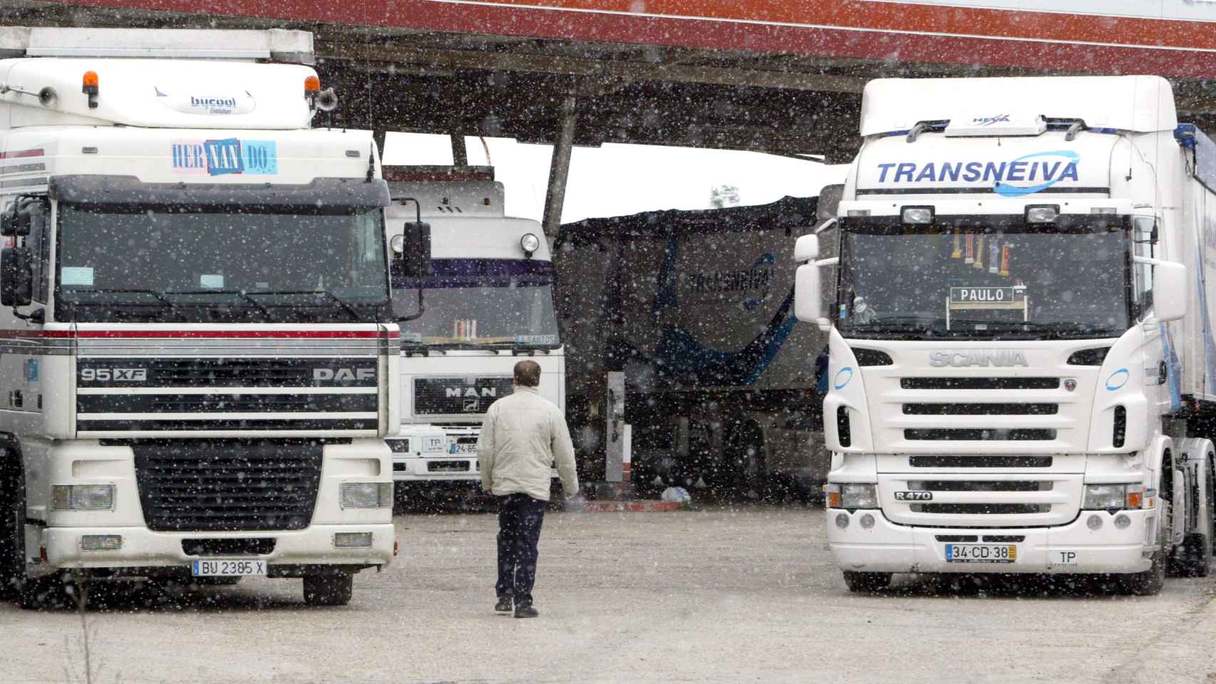 Cientos de camiones permanecen estuvieron retenidos en las estaciones de servicio de la A-62 dirección Burgos debido a la intensa nevada que ha caido en la provincia
