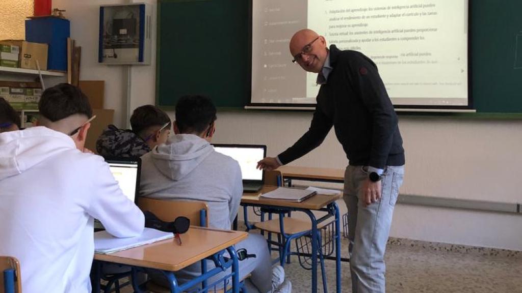 Gregorio durante una de sus clases.