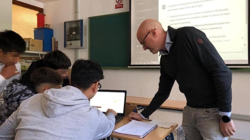 Gregorio durante una de sus clases.