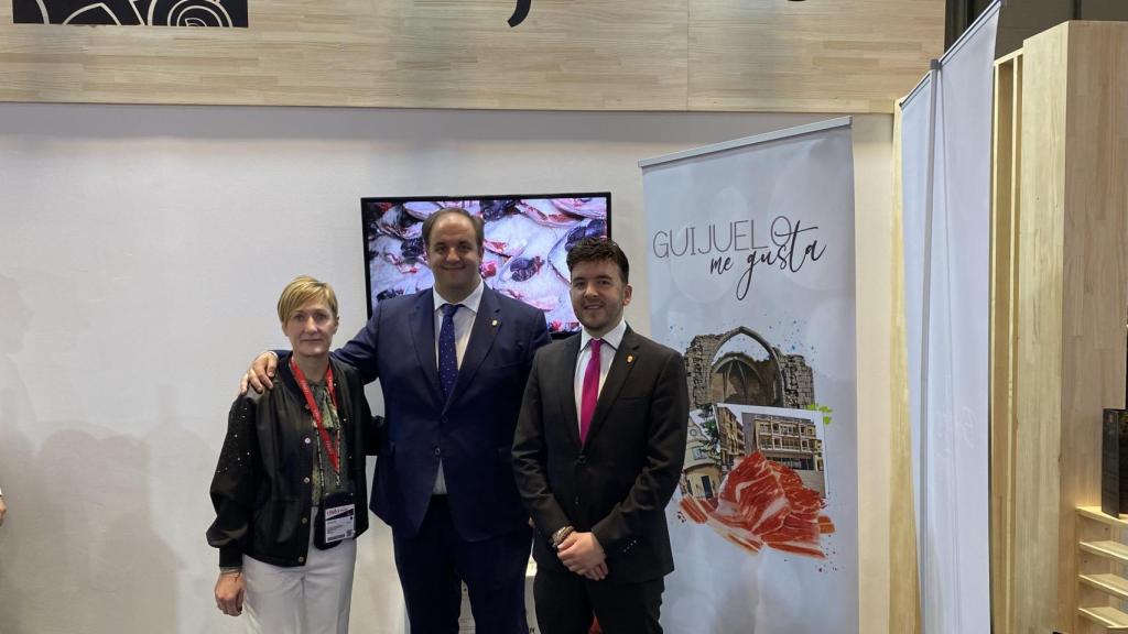 Una representación del Ayuntamiento de Guijuelo en Fitur