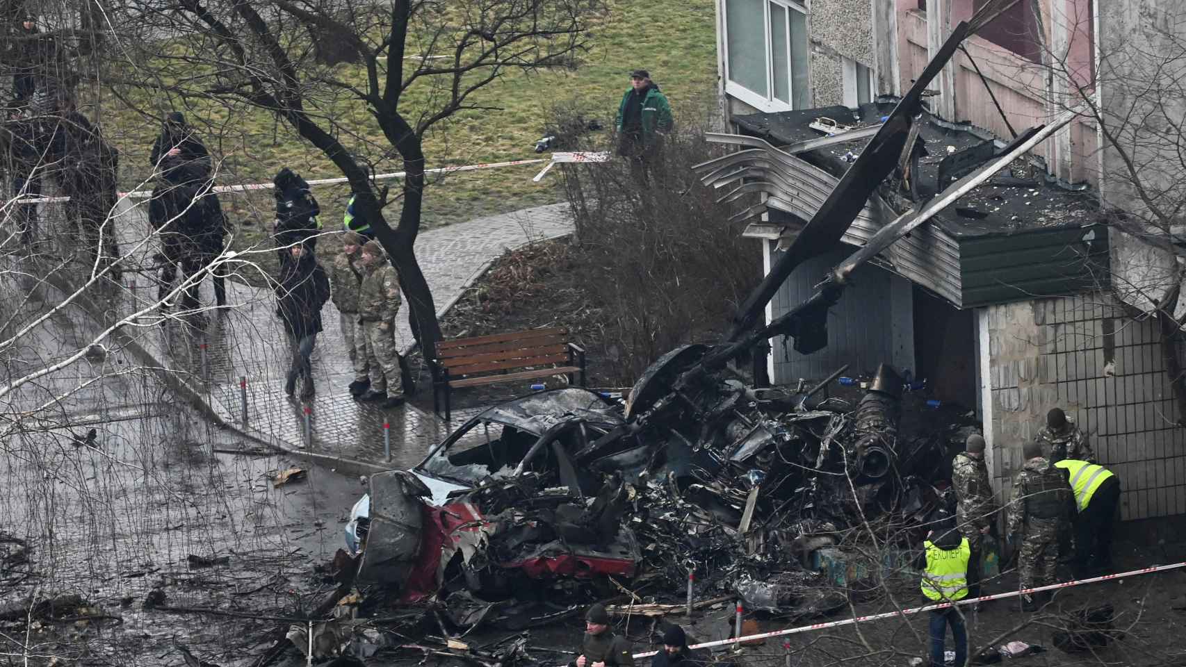 Una vista general del lugar donde se estrelló un helicóptero, en medio del ataque de Rusia a Ucrania, en la ciudad de Brovary , en las afueras de Kiev,