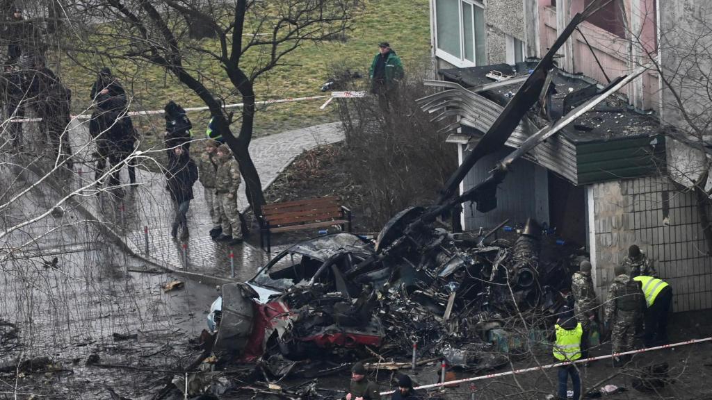 Una vista general del lugar donde se estrelló un helicóptero, en medio del ataque de Rusia a Ucrania, en la ciudad de Brovary , en las afueras de Kiev,