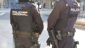 Dos policías nacionales de Torrevieja, en imagen de archivo.