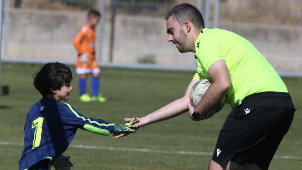 Javier García Domínguez con Martín, el portero del Hergar, en otro partido en el que coincidieron.