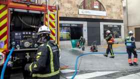 Los bomberos sofocando el fuego de un restaurante de Salamanca