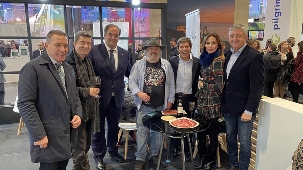 Personalidades en el stand del Ayto de Guijuelo en Fitur