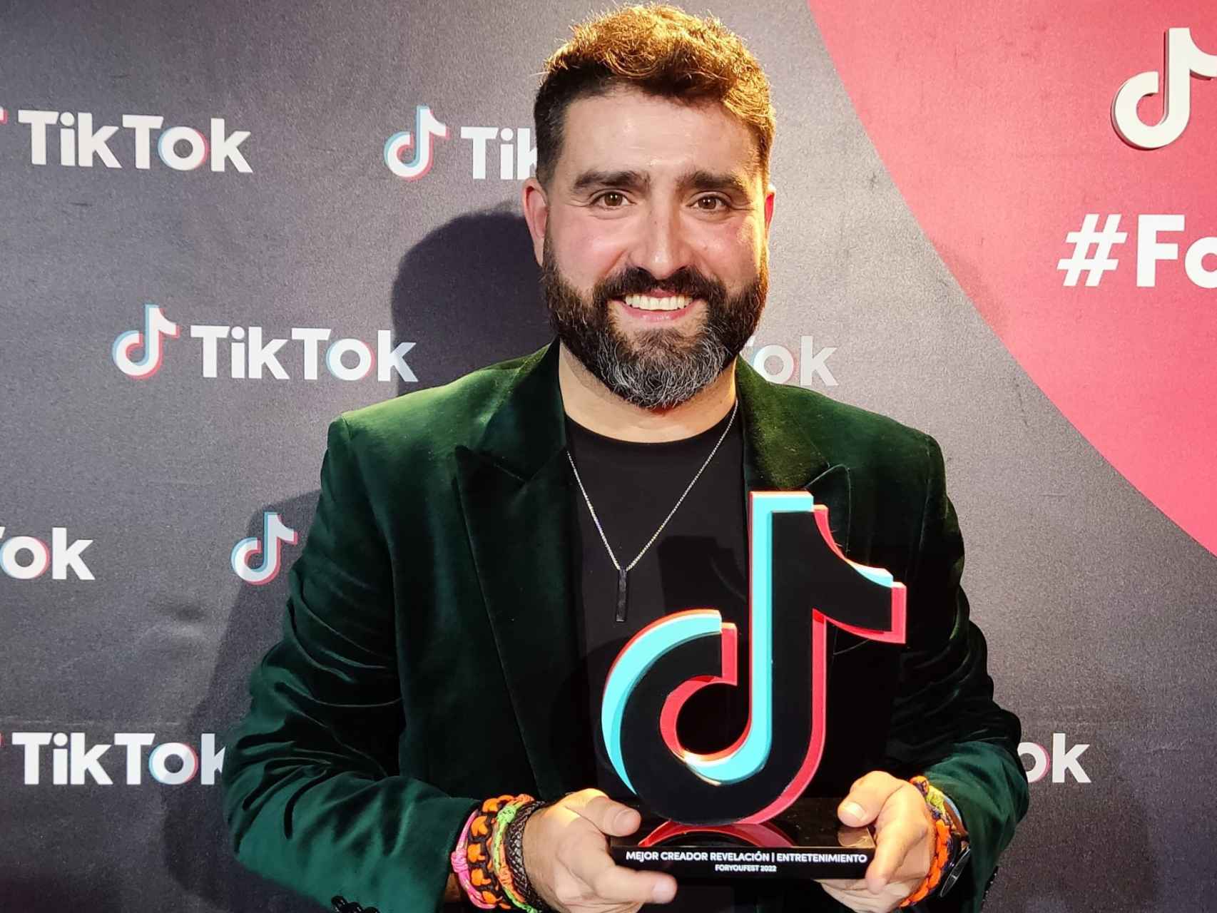 Diego Merayo con su premio de TikTok