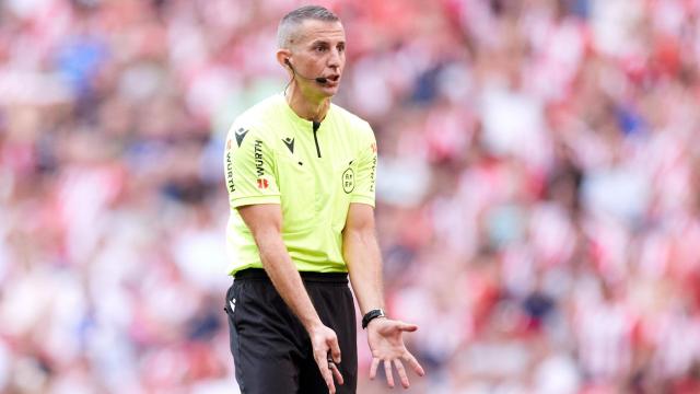 Iglesias Villanueva arbitrando un partido de La Liga