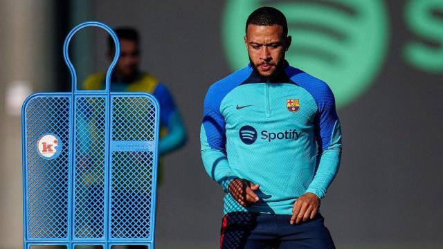 Memphis durante un entrena con el FC Barcelona