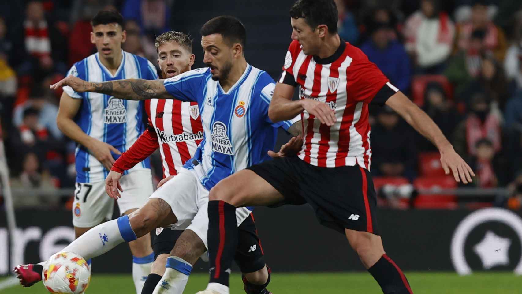Joselu recorta a un rival en Athletic - Espanyol de los octavos de la Copa del Rey.