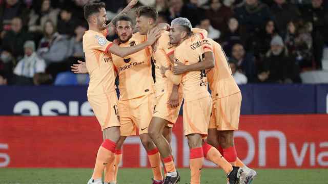 Los jugadores celebran el gol de Marcos Llorente en el Levante - Atlético de la Copa del Rey.