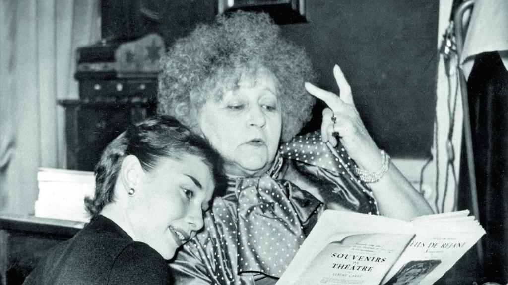 Audrey Hepburn y Colette compartiendo una lectura. Foto: Audrey Hepburn Estate