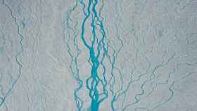 Ríos de agua de deshielo  en la capa de hielo de Groenlandia.