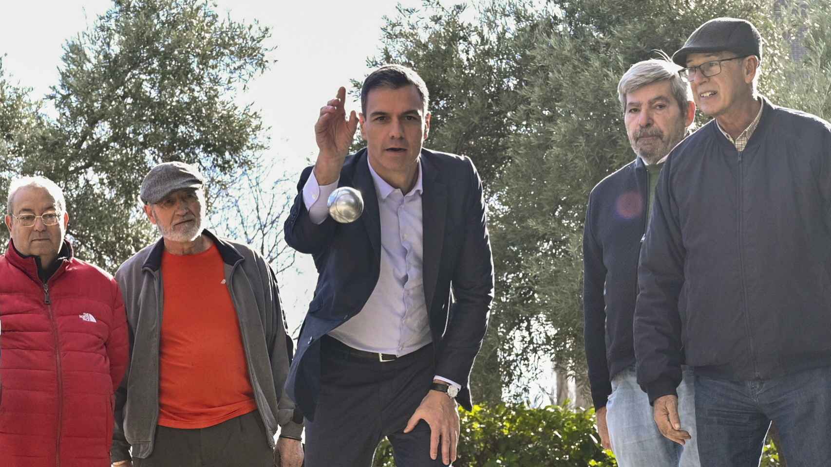 El presidente del Gobierno, Pedro Sánchez, jugando a la petanca con unos jubilados el pasado miércoles en Coslada, Madrid.
