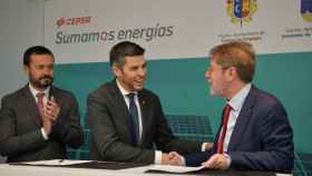 Acto de firma entre la compañía Cepsa y los municipios de Campo de Criptana y Arenales de San Gregorio para crear tres plantas fotovoltaicas en estos municipios y desarrollar el programa 'Sumamos Energía'