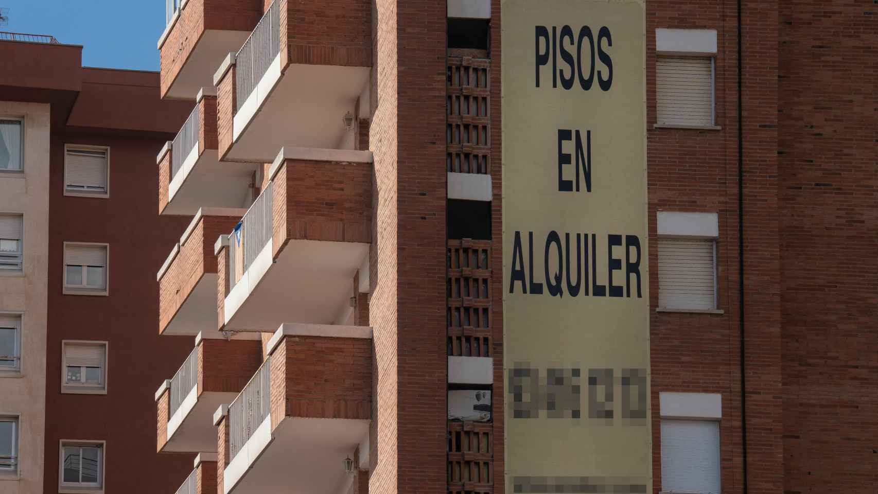 Un cartel ofreciendo vivienda en alquiler.