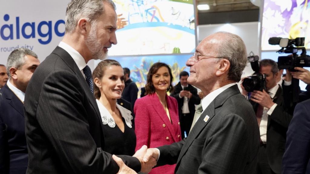 Francisco de la Torre saludando a Felipe VI y doña Letizia.