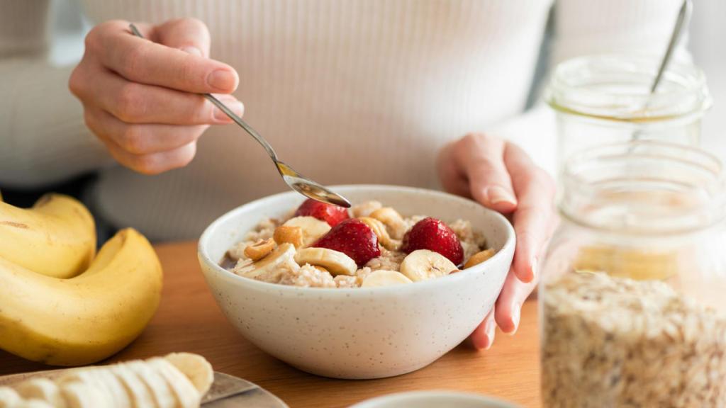 Una mujer, desayunando.