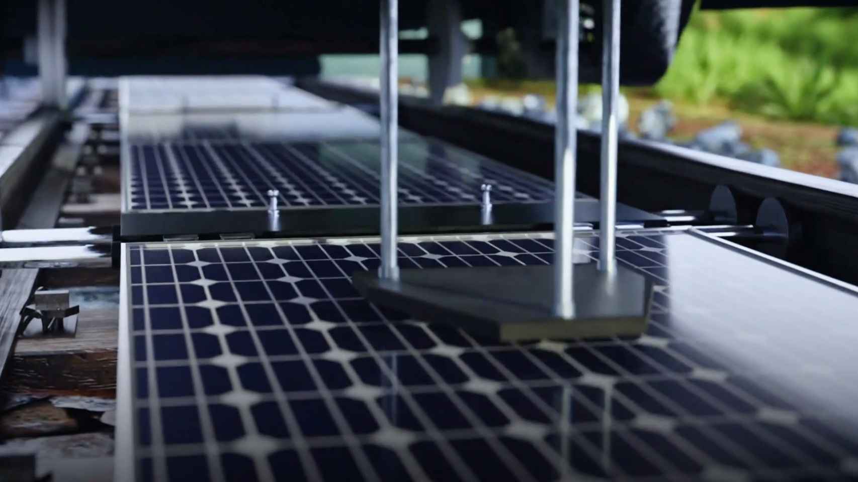 Instalación de placas solares en las vías del tren