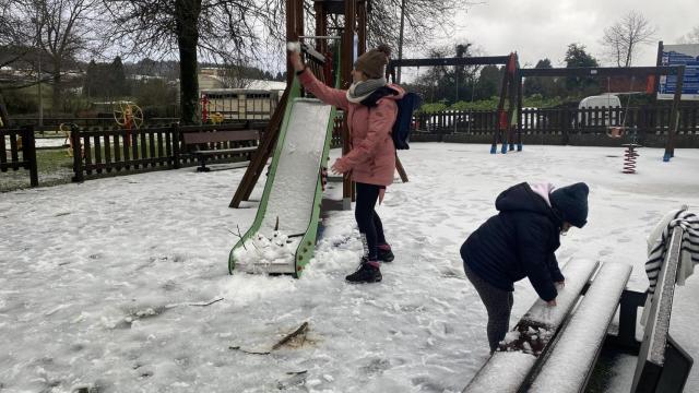 La nieve llega a Curtis (A Coruña).