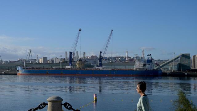 Un buque en el puerto de A Coruña visto desde O Parrote.