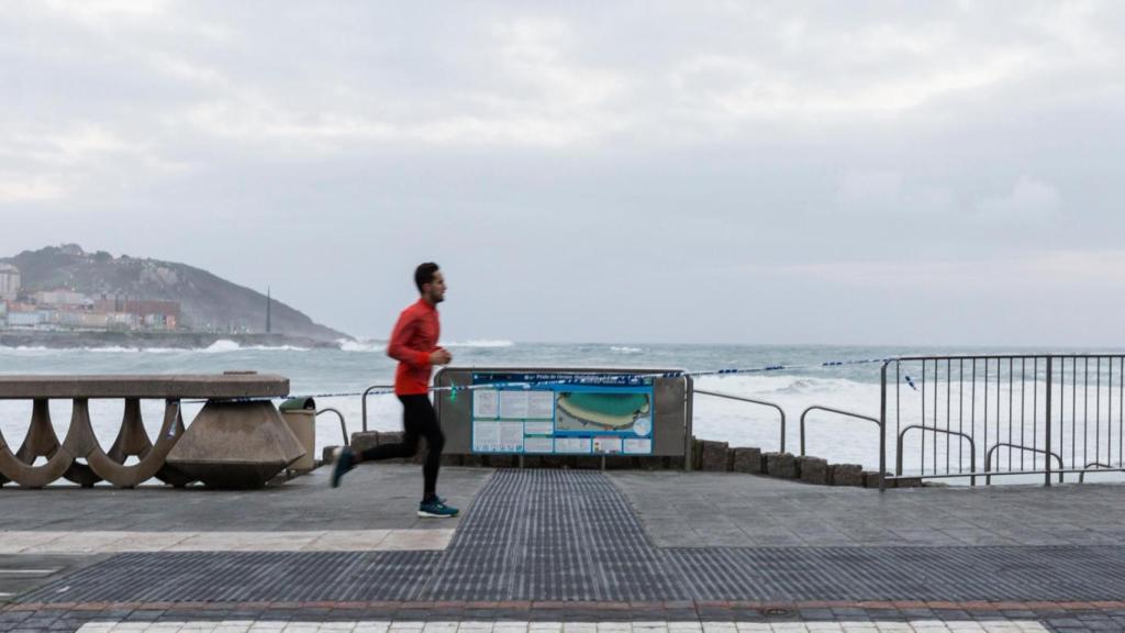 Reabre el paseo marítimo pero mantienen el cierre de playas y parques en A Coruña