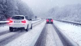 La nieve dificulta la circulación en la A-6 y A-8 en Lugo y obliga a embolsar camiones