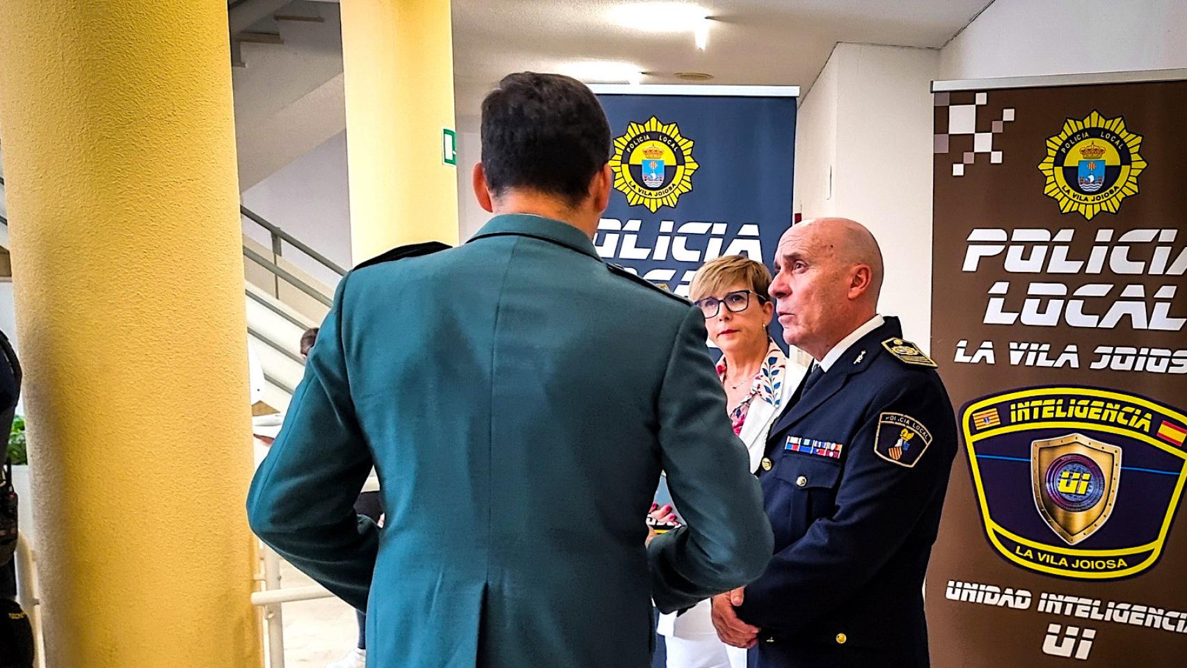 La concejala de Seguridad Isabel Perona y el intendente jefe José Álvarez atienden al comandante de la Guardia Civil que intervendrá en una ponencia.