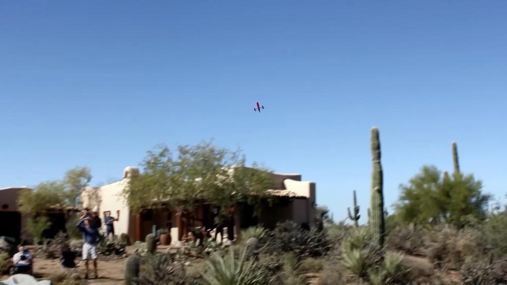 Dron en pleno vuelo, volviendo a su posición.