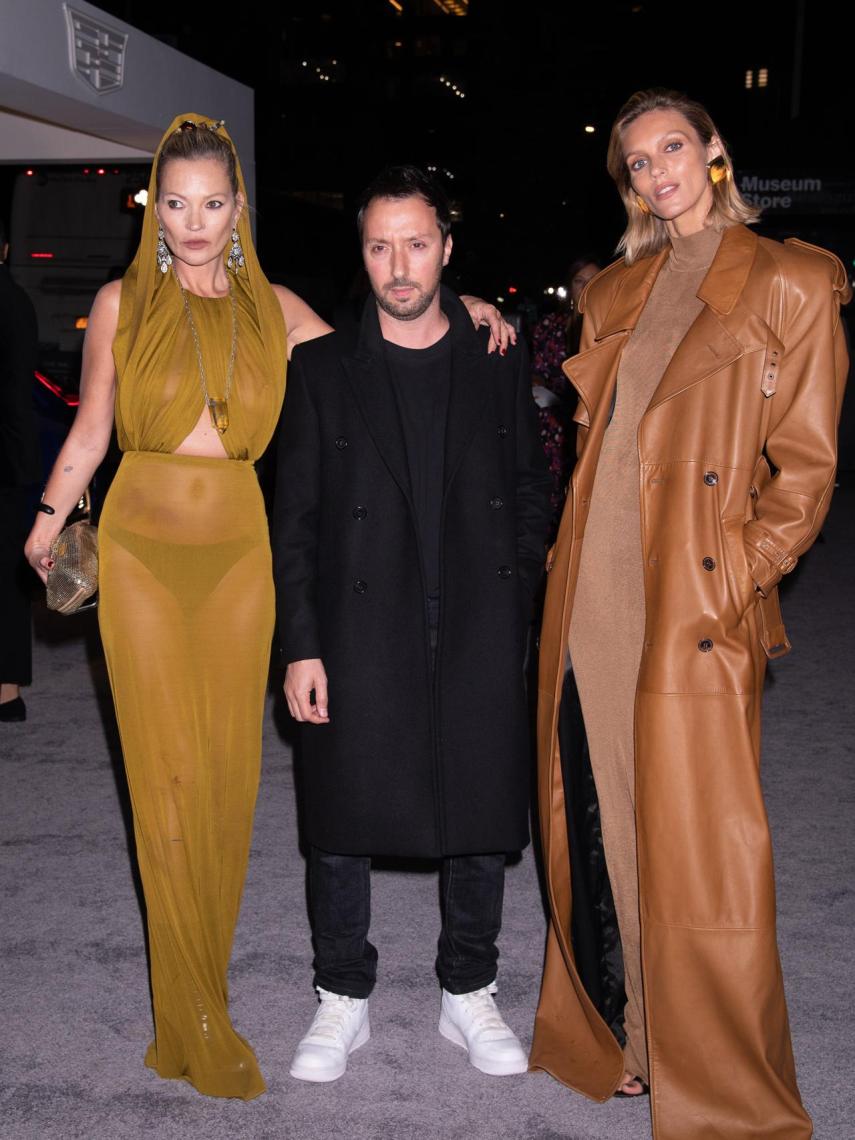 Kate Moss y dos invitados.