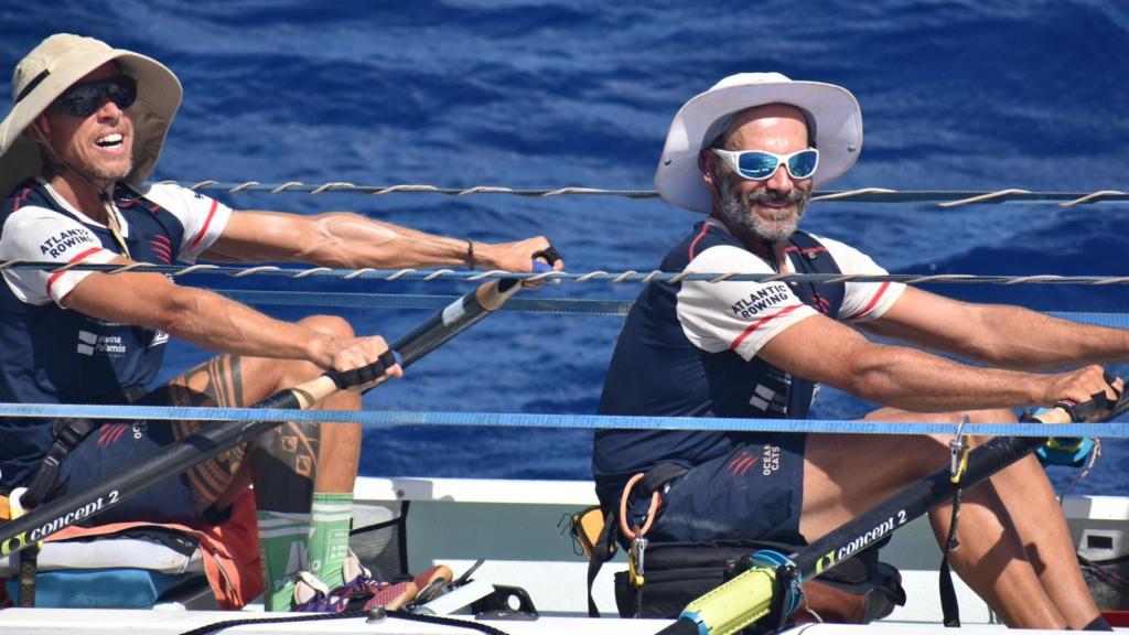 Juanba y su compañero reman en mitad del Atlántico.