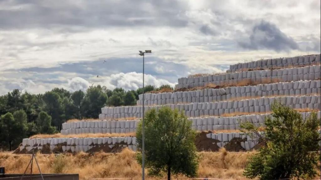 Sacos de ceniza al aire libre en Valdemingómez.