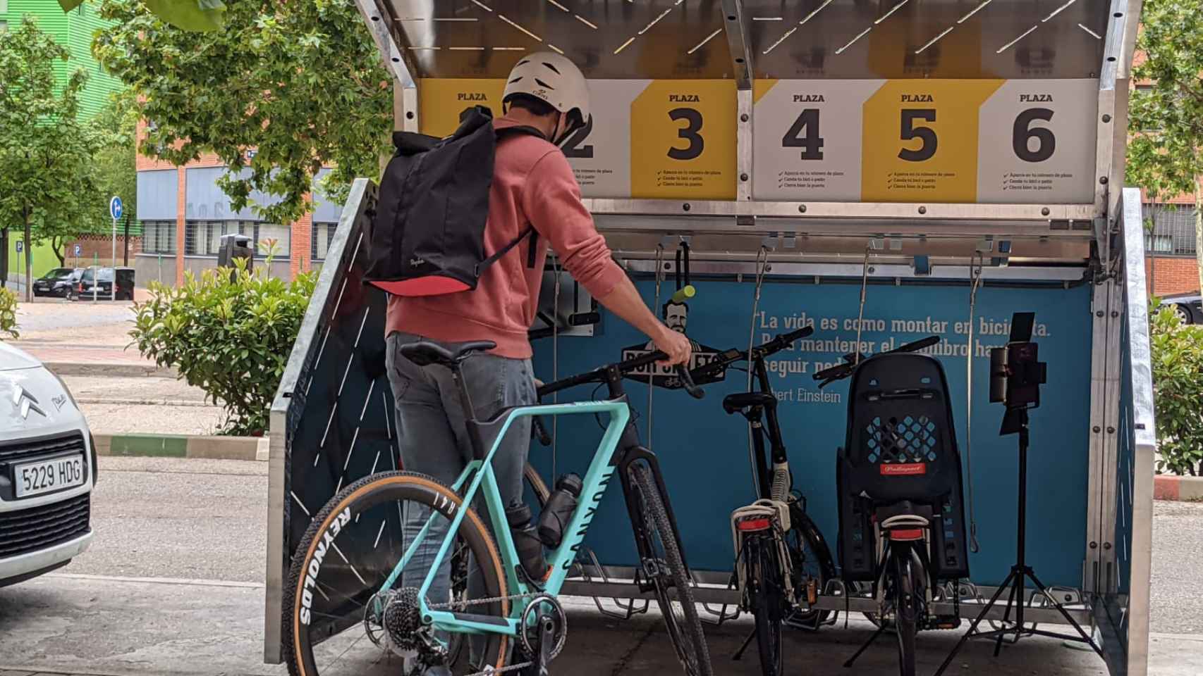 Aparcamiento seguro para bicicletas en estaciones de tren