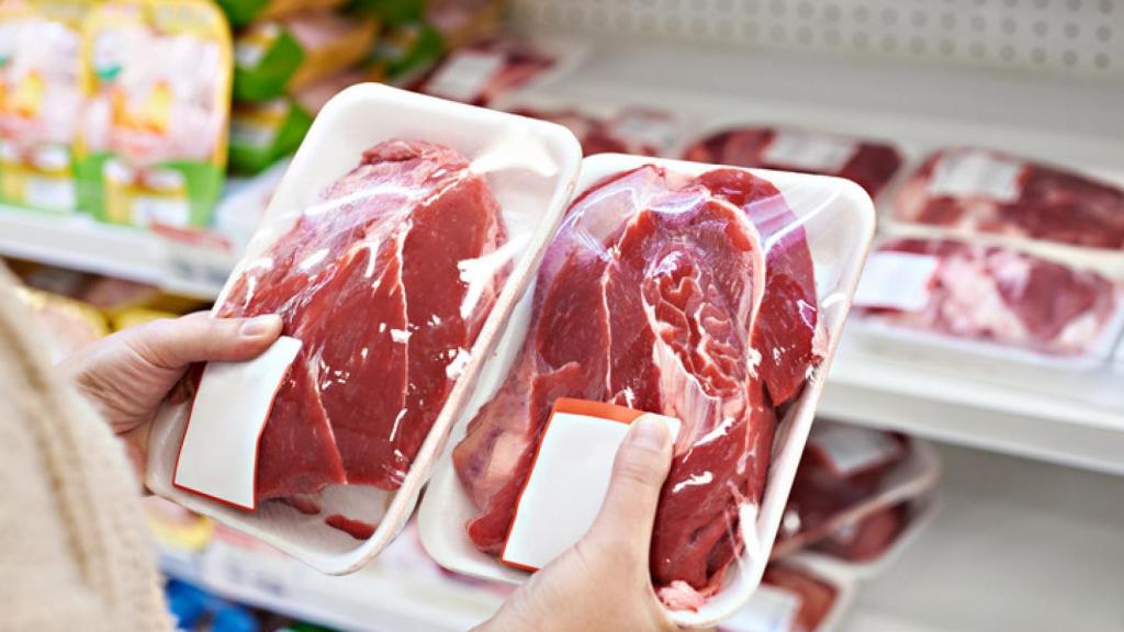 Lineal de carne de un supermercado.