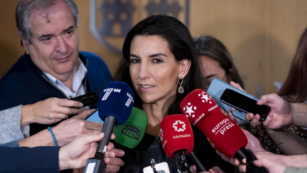 Rocío Monasterio hablando ante los medios en la Asamblea de Madrid.