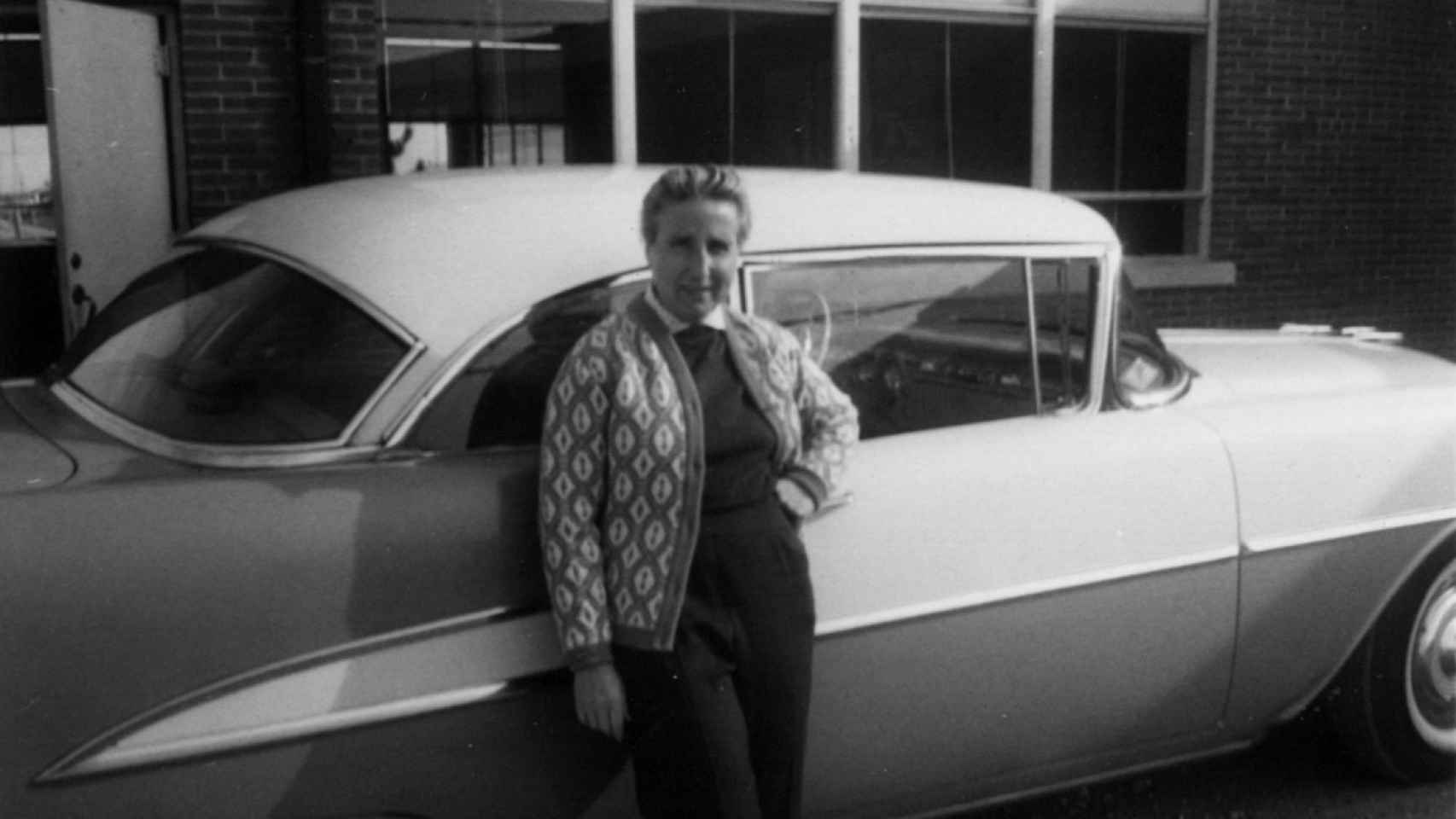 Martínez Sagi, a finales de los cincuenta, posando con su coche. Foto: archivo de Juan Manuel de Prada