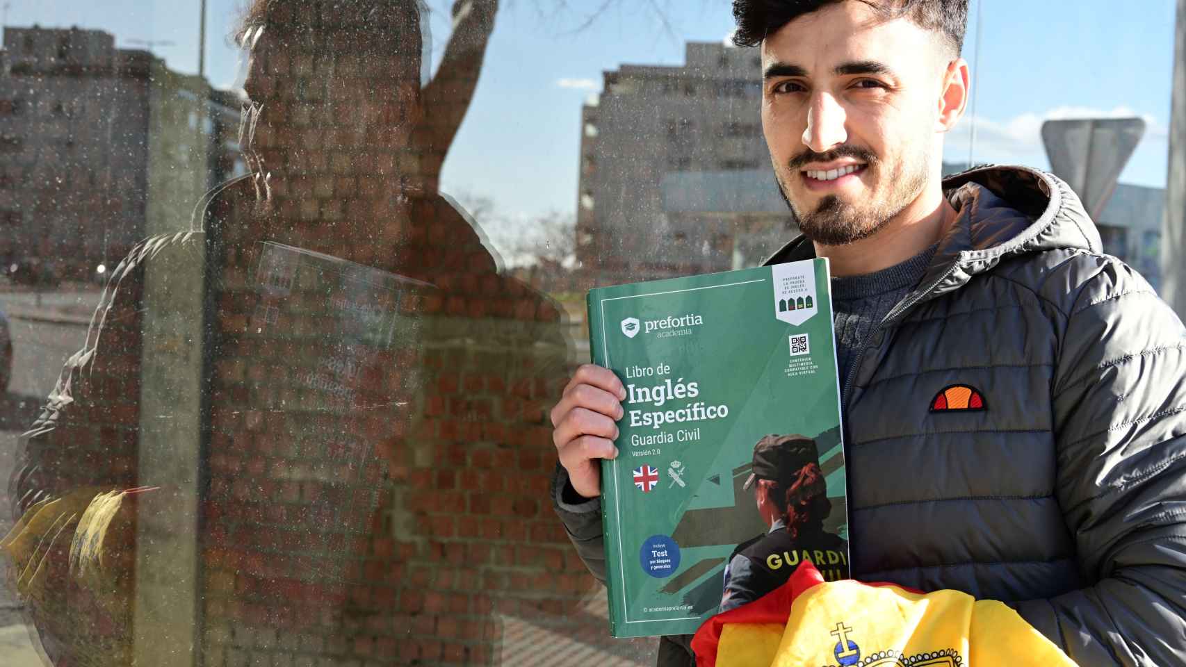 El joven, que ahora tiene 27 años, con el libro de inglés para las oposiciones.