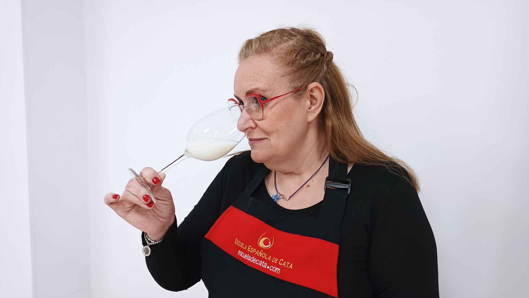 La analista sensorial, Carmen Garrobo, oliendo una de las leches durante la cata.
