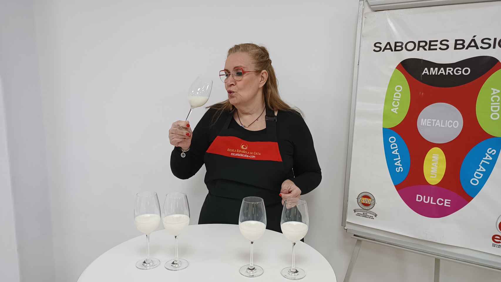 Carmen Garrobo, directora de la Escuela Española de Cata, probando la leche de Mercadona.