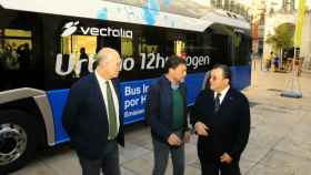 Villar, Barcala y Arias en las pruebas de los nuevos autobuses eléctricos.